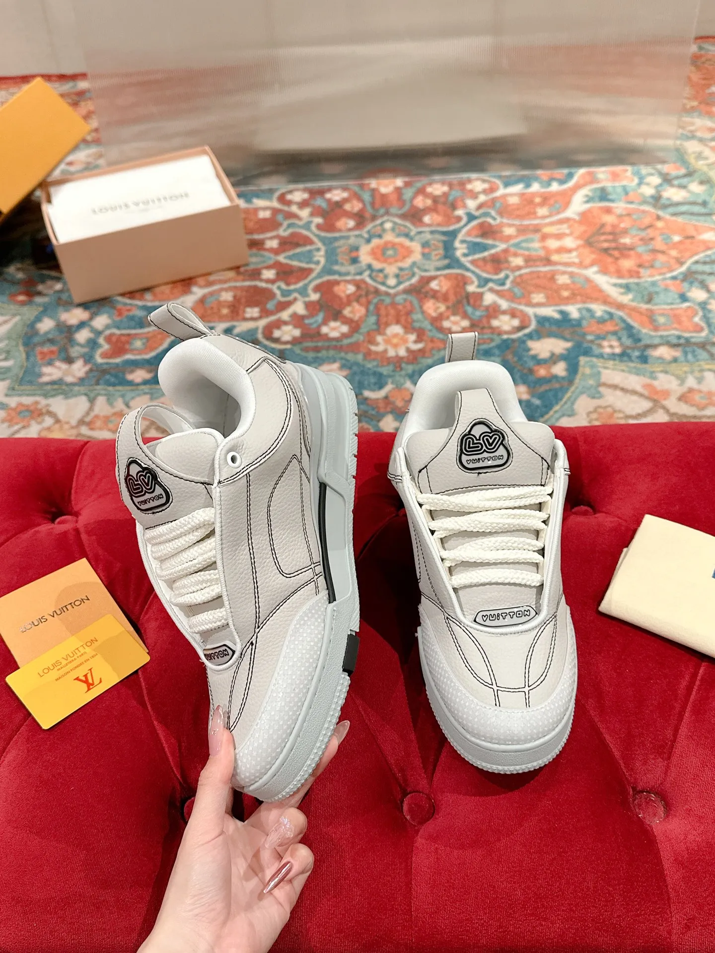 👟👟Ex-factory price 800👟👟 LV donkey brand L SKATE series latest color matching Tariner sneakers four-leaf clover skate shoes couple style retro basketball shoes original purchase development and production This LV Skate sneaker is decorated with colorful details on the grained cow leather shoe body, echoing the leather goods and ready-to-wear series of the season. A gradient Monogram flower blooms on the side of the sneaker. The padded tongue and Mini Monogram fabric-lined collar show the inspiration of skate shoes in the 1990s ▪️Material: original customized first-layer cowhide ▪️Inner lining: imported breathable mesh ▪️Sole: original open-molded non-slip TPU material ▪️Sole thickness: 3.5cm ▪️Size: Female 35-40 Male 39-44 (Female 41, Male 45.46 customized, non-returnable)